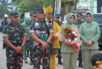 Letkol Arm Dwi Sutaryo dan Ketua Persit KCK Cabang XXVI Ny Tanty Dwi Sutaryo sambut kunjungan Danrem 042/Gapu Brigjen TNI Heri Purwanto dan Ketua Persit KCK Koorcab Rem PD II/Swj Ny Nani Heri Purwanto beserta rombongan di Makodim 0419/Tanjab (Humas)