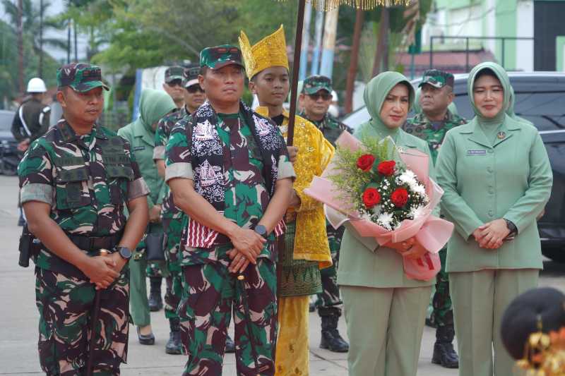 Letkol Arm Dwi Sutaryo dan Ketua Persit KCK Cabang XXVI Ny Tanty Dwi Sutaryo sambut kunjungan Danrem 042/Gapu Brigjen TNI Heri Purwanto dan Ketua Persit KCK Koorcab Rem PD II/Swj Ny Nani Heri Purwanto beserta rombongan di Makodim 0419/Tanjab (Humas)