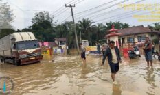 Depan Mako Polsek Merlung Banjir, Akses Jalan Lintas Merlung-Simpang Niam Sementara Lumpuh