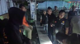 Kasatpol PP Tanjab Barat Muhammad Firdaus Indra, S. E, bersama PPNS dan Anggota saat pencegahan gangguan Tibum (Dok Satpol PP)