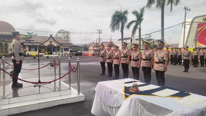 Kapolres Tanjab Barat AKBP Agung Basuki, S. I. K., M. M pimpin sertijab di Halaman Mapolres Tanjab Barat (Sj)