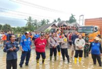 Kapolres Tanjab Barat AKBP Agung Basuki, S. I. K.  M. M bersama OPD terkait saat tinjau Banjir di Jalan Lintas Timur KM 121 Merlung (Humas)