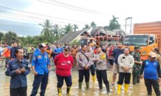 Tinjau Banjir di Merlung, Kapolres sebut Arus Lalulintas Jambi-Riau dialihkan ke KM 91 – Kuala Dasal