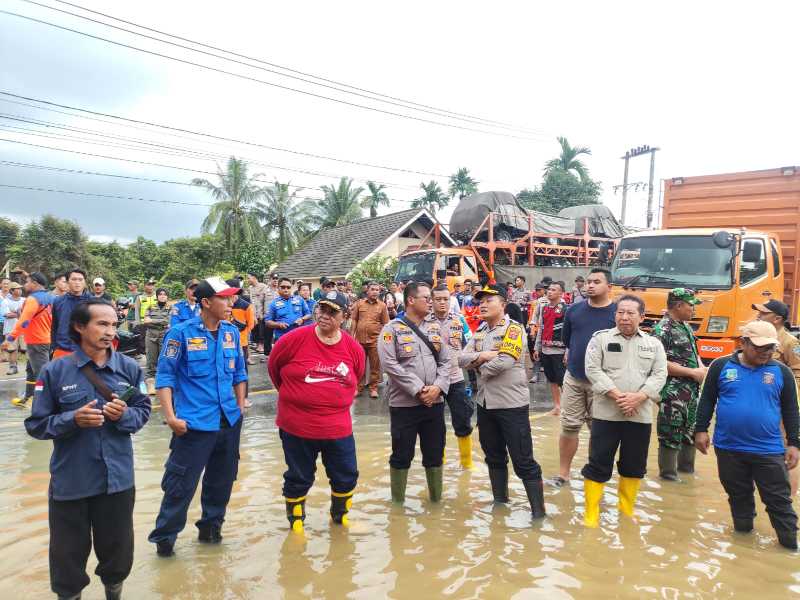 Kapolres Tanjab Barat AKBP Agung Basuki, S. I. K.  M. M bersama OPD terkait saat tinjau Banjir di Jalan Lintas Timur KM 121 Merlung (Humas)