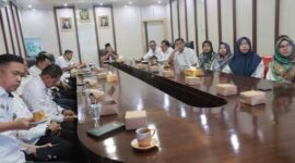 Bupati Tanjab Barat Drs H Anwar Sadat, M. Ag bersama Kepala OPD terkait saat mengikuti zoom Meeting launching hasil Survei Penilaian Integritas (SPI) KPK tahun 2024 (Humas)