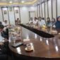 Bupati Tanjab Barat Drs H Anwar Sadat, M. Ag bersama Kepala OPD terkait saat mengikuti zoom Meeting launching hasil Survei Penilaian Integritas (SPI) KPK tahun 2024 (Humas)