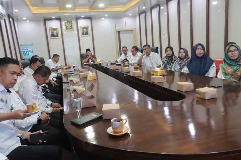 Bupati Tanjab Barat Drs H Anwar Sadat, M. Ag bersama Kepala OPD terkait saat mengikuti zoom Meeting launching hasil Survei Penilaian Integritas (SPI) KPK tahun 2024 (Humas)