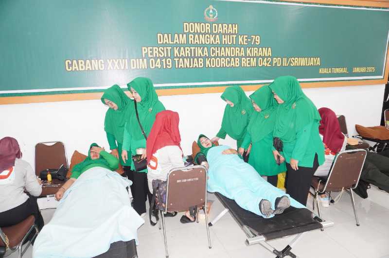 Ketua Persit KCK Cabang XXVI Dim 0419/Tanjab dan pengurus tinjau kegiatan Donor Darah (Pemdimtjb)