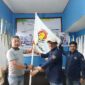 Ketua Percasi Tanjab Barat terpilih H Muh Sjafril Simamora (Ucok Mora) terima Bendera Pataka dari Sekjen KONI Cecep (LT)