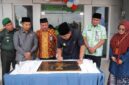 Bupati Tanjab Barat Drs H Anwar Sadat, M. Ag teken prasasti peresmian gedung baru Puskesmas Sungai Saren bersama Kadinkes, Sekda dan pihak terkait