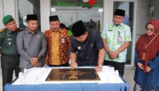 Bupati Tanjab Barat Drs H Anwar Sadat, M. Ag teken prasasti peresmian gedung baru Puskesmas Sungai Saren bersama Kadinkes, Sekda dan pihak terkait