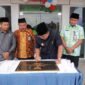 Bupati Tanjab Barat Drs H Anwar Sadat, M. Ag teken prasasti peresmian gedung baru Puskesmas Sungai Saren bersama Kadinkes, Sekda dan pihak terkait