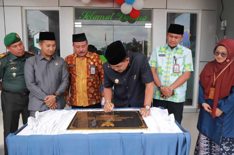 Bupati Tanjab Barat Drs H Anwar Sadat, M. Ag teken prasasti peresmian gedung baru Puskesmas Sungai Saren bersama Kadinkes, Sekda dan pihak terkait