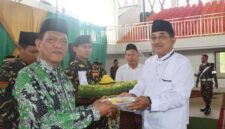 Bupati Drs H Anwar Sadat, M. Ag menerima potongan tumpeng saat peringatan Harlah dan Mulimat NU (Prokopim)