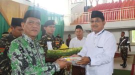 Bupati Drs H Anwar Sadat, M. Ag menerima potongan tumpeng saat peringatan Harlah dan Mulimat NU (Prokopim)