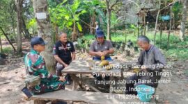 Serma Ari Purwanto bersama Warga (Pentjb)
