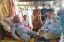 Bupati Anwar Sadat berbincang dengan Nenek Arbaiyah (LT)