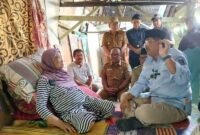 Bupati Anwar Sadat berbincang dengan Nenek Arbaiyah (LT)