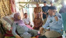 Bupati Anwar Sadat berbincang dengan Nenek Arbaiyah (LT)