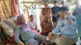 Bupati Anwar Sadat berbincang dengan Nenek Arbaiyah (LT)