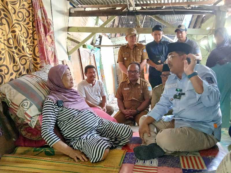 Bupati Anwar Sadat berbincang dengan Nenek Arbaiyah (LT)