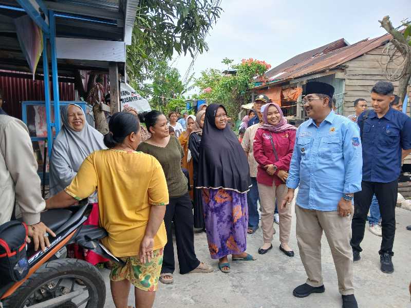 Bupati Tanjab Barat Anwar Sadat berbincang dengan warga (Dok LT)