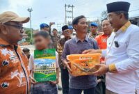 Bupati Anwar Sadat menyerahkan bantuan kepada korban tersampak kebakaran di Jalan Harapan (Dok LT)