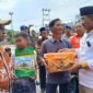 Bupati Anwar Sadat menyerahkan bantuan kepada korban tersampak kebakaran di Jalan Harapan (Dok LT)