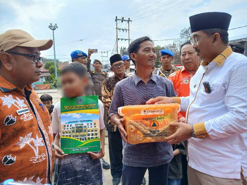 Bupati Anwar Sadat menyerahkan bantuan kepada korban tersampak kebakaran di Jalan Harapan (Dok LT)