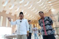 Bupati Tanjab Barat Anwar Sadat didampingi Kadis PUPR Apri Dasman tinjau progres pembangunan Gedung Petro Berkah Pengabuan Convention Center (Dok LT)