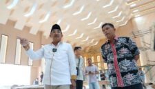 Bupati Tanjab Barat Anwar Sadat didampingi Kadis PUPR Apri Dasman tinjau progres pembangunan Gedung Petro Berkah Pengabuan Convention Center (Dok LT)