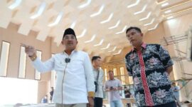 Bupati Tanjab Barat Anwar Sadat didampingi Kadis PUPR Apri Dasman tinjau progres pembangunan Gedung Petro Berkah Pengabuan Convention Center (Dok LT)