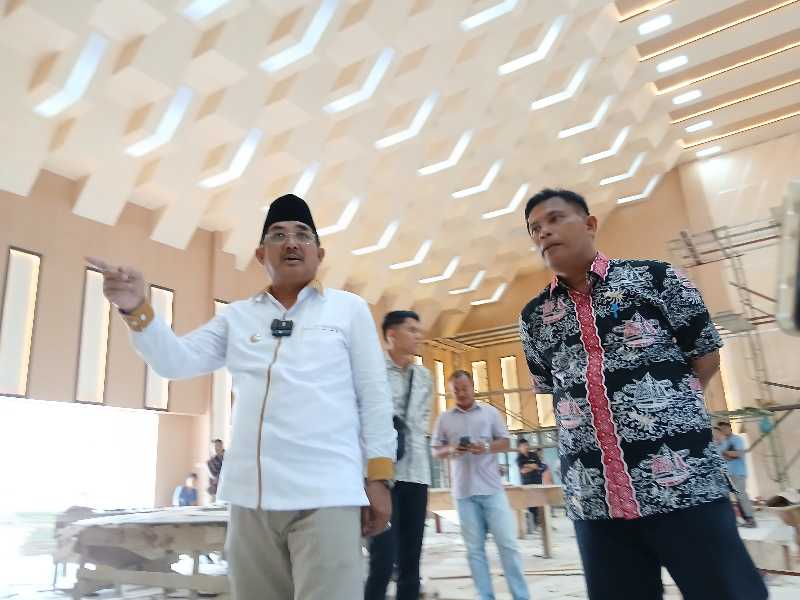 Bupati Tanjab Barat Anwar Sadat didampingi Kadis PUPR Apri Dasman tinjau progres pembangunan Gedung Petro Berkah Pengabuan Convention Center (Dok LT)