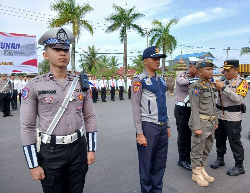 Kapolres Tanjab Barat AKBP Agung Basuki pasang tanda pita kepada personil yang terlibat operasi keselamatan siginjai 2025 (Dok LT)