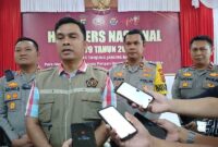 Ketua PWI Tanjab Barat Hengky Firmanysah bersama Kapolres AKBP Agung Basuki, Wakapolres Kompon Johan Christy Silaen dan Kasi Humas Ipda Ucen (Dok LT)