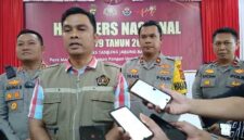 Ketua PWI Tanjab Barat Hengky Firmanysah bersama Kapolres AKBP Agung Basuki, Wakapolres Kompon Johan Christy Silaen dan Kasi Humas Ipda Ucen (Dok LT)