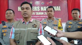 Ketua PWI Tanjab Barat Hengky Firmanysah bersama Kapolres AKBP Agung Basuki, Wakapolres Kompon Johan Christy Silaen dan Kasi Humas Ipda Ucen (Dok LT)