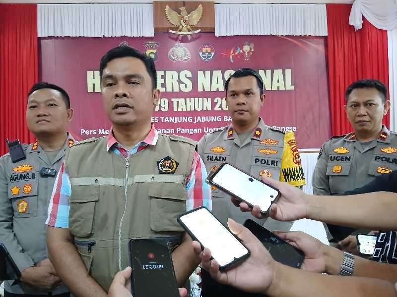 Ketua PWI Tanjab Barat Hengky Firmanysah bersama Kapolres AKBP Agung Basuki, Wakapolres Kompon Johan Christy Silaen dan Kasi Humas Ipda Ucen (Dok LT)