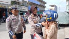 Didampingi Anggota, Kasatlantas Polres Tanjab Barat AKP Rita Purnama Sari bagikan Helm ke Warga saat Patroli Edukasi (Dok LT)