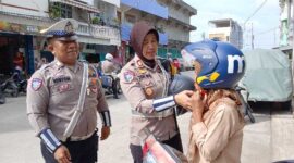 Didampingi Anggota, Kasatlantas Polres Tanjab Barat AKP Rita Purnama Sari bagikan Helm ke Warga saat Patroli Edukasi (Dok LT)