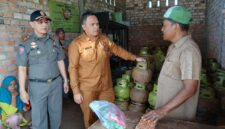 Syawaluddin F Tanjung saat melakukan sidak bersama Tim pengawasan pendistribusian Gas LPG 3 Kilogram bersubsidi (Dok LT)