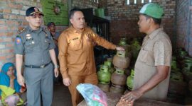 Syawaluddin F Tanjung saat melakukan sidak bersama Tim pengawasan pendistribusian Gas LPG 3 Kilogram bersubsidi (Dok LT)