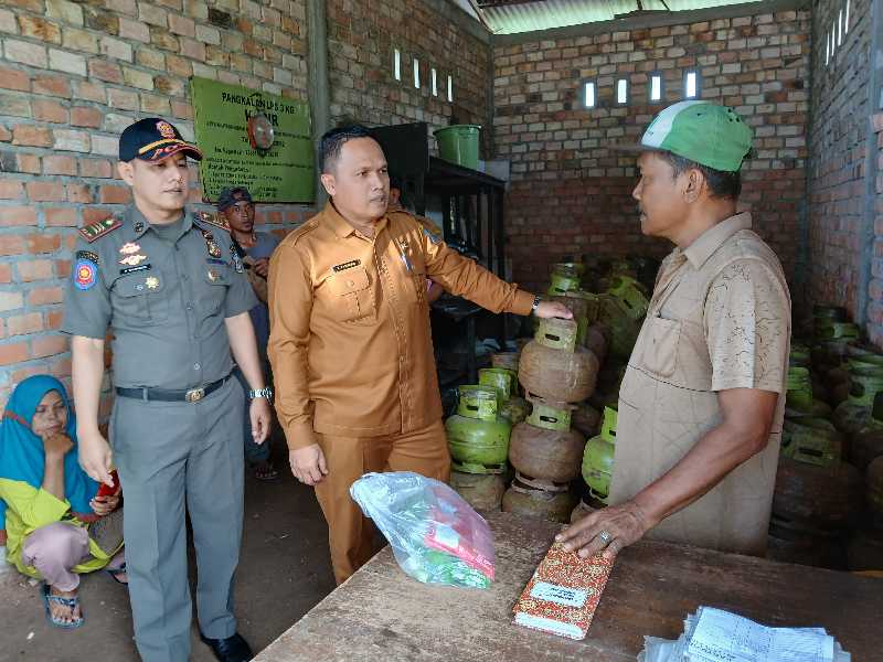 Syawaluddin F Tanjung saat melakukan sidak bersama Tim pengawasan pendistribusian Gas LPG 3 Kilogram bersubsidi (Dok LT)