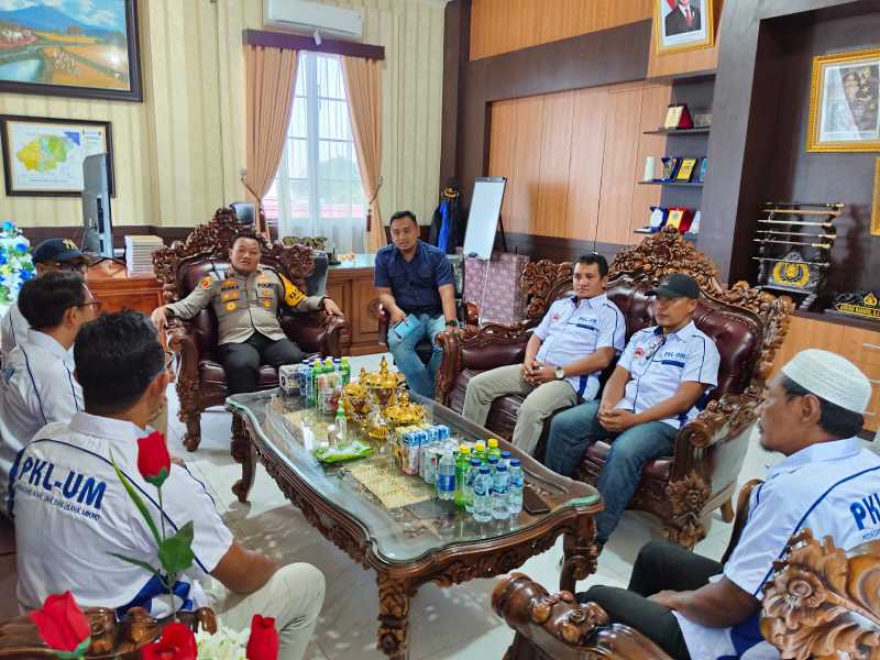 Ketua Harian PKL-UM Yudi MS bersama pengurus saat audiensi dengan Kapolres Tanjab Barat AKBP Agung Basuki, S. I. K., M. M (Humas)