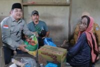 Bupati Anwar Sadat berikan Bantuan Kepada Nenek Partiyah (Prokopim)