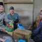 Bupati Anwar Sadat berikan Bantuan Kepada Nenek Partiyah (Prokopim)