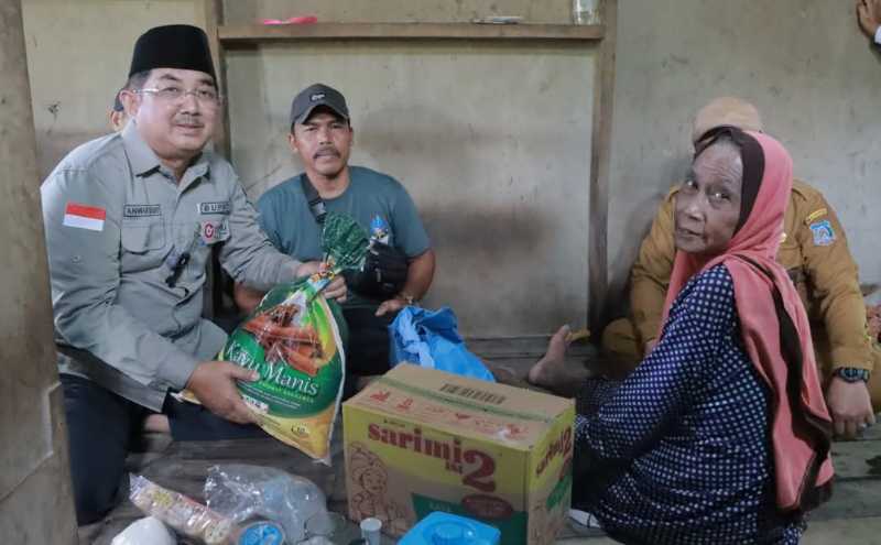 Bupati Anwar Sadat berikan Bantuan Kepada Nenek Partiyah (Prokopim)