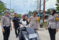 Wakapolres Tanjab Barat Kompol Johan Christy Silaen, Kasatlantas AKP Rita Purnama Sari, KBO Satlantas, Kasi Humas saat berikan Helm ke pengendara (Dok LT)