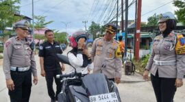 Wakapolres Tanjab Barat Kompol Johan Christy Silaen, Kasatlantas AKP Rita Purnama Sari, KBO Satlantas, Kasi Humas saat berikan Helm ke pengendara (Dok LT)