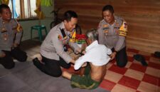 Kapolres Tanjab Barat AKBP Agung Basuki bersama PJU saat memberikan bantuan sosial (Dok Humas)